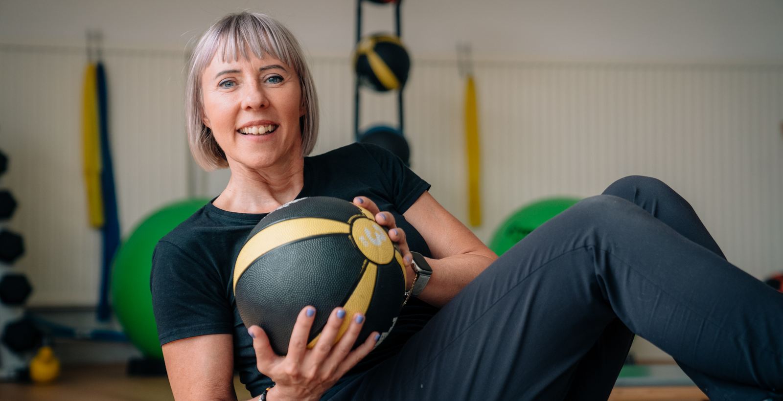 Isabella Kling beim Training mit Medizinball im Funtastic-Fitness-Studio