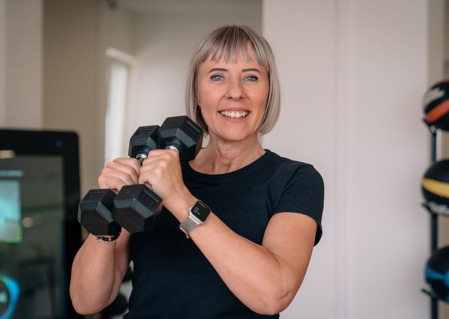 Isabella Kling mit Kurzhanteln im Funtastic-Fitness-Studio